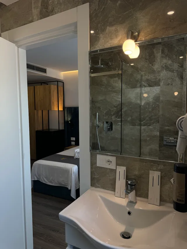 Dhomë Deluxe me Dy Krevatë – Hotel Ylli Shëngjin (Pamje nga deti, 25 m², 2 persona) foto 3