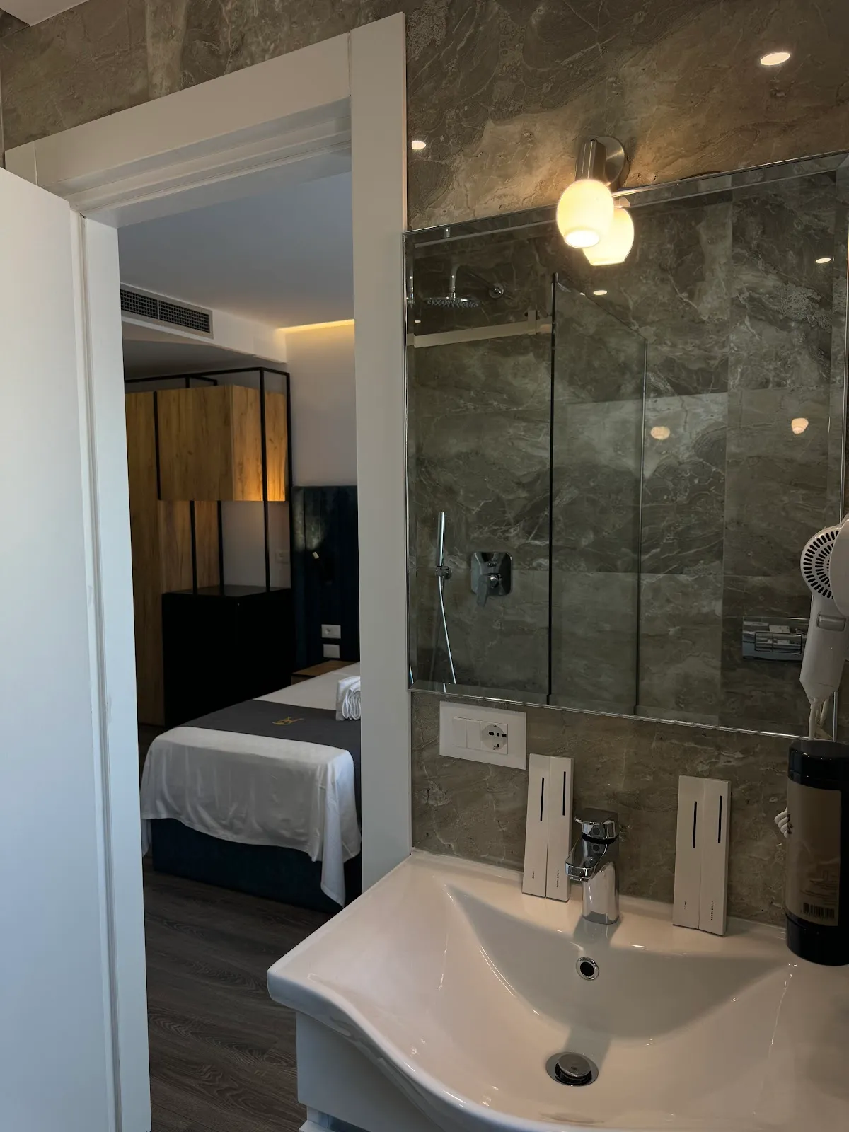 Dhomë Deluxe me Dy Krevatë – Hotel Ylli Shëngjin, foto 3