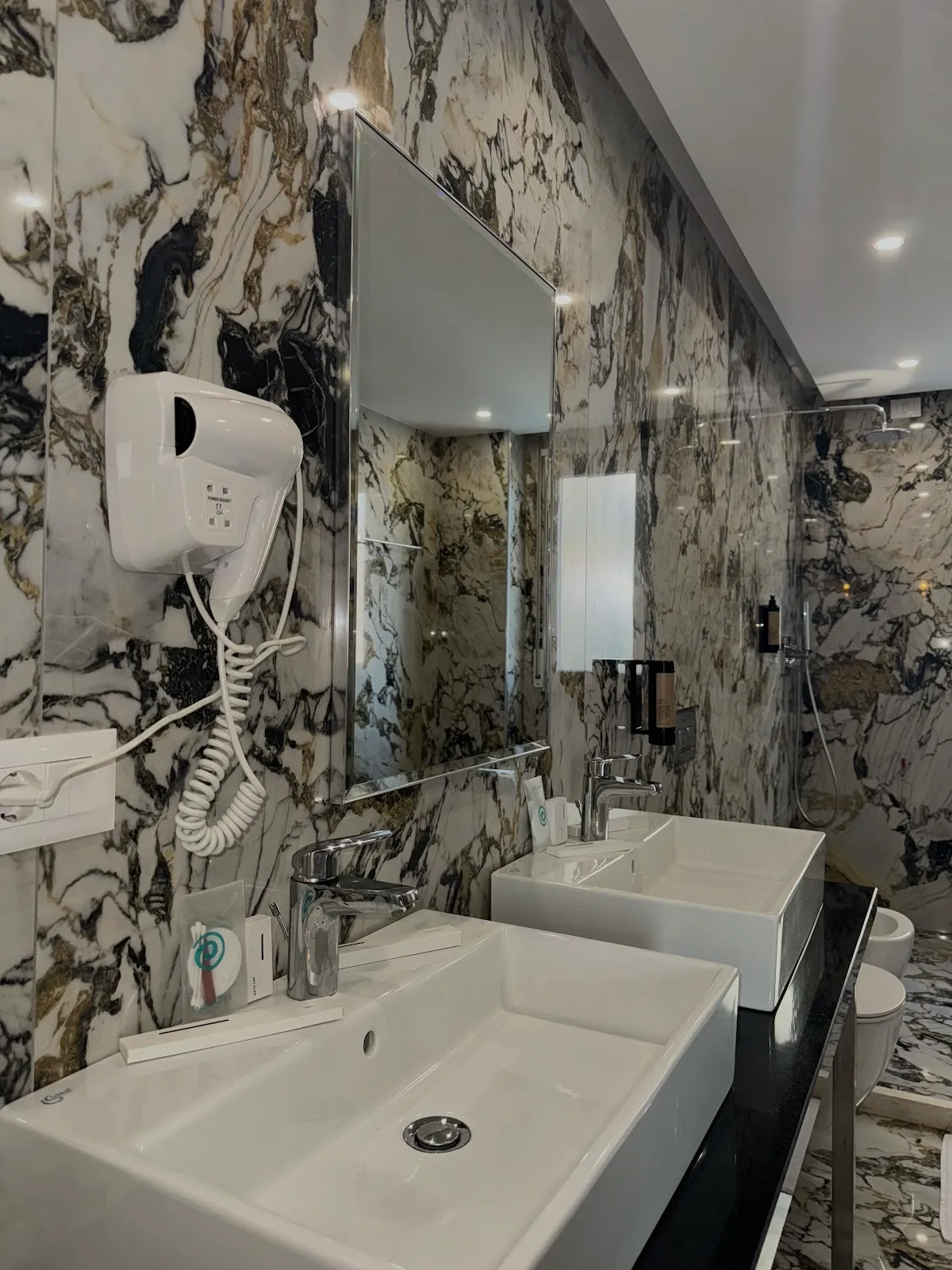 Suitë Superior me Pamje nga Deti – Hotel Ylli Shëngjin, foto 3